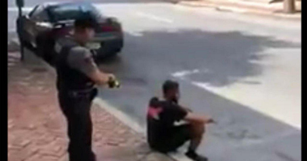CBSNews's tweet image. "Shockingly violent": Man tased in back while sitting on curb sues officer, city cbsn.ws/2IYT40B