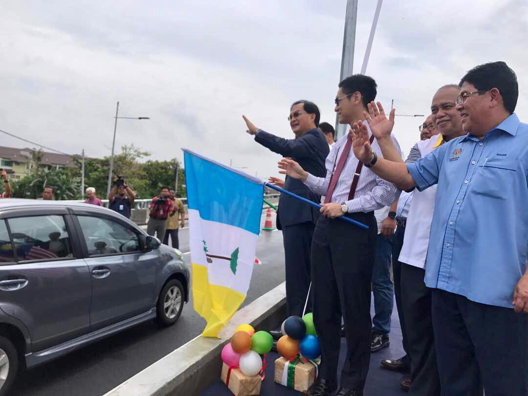 RoslanMdTaha's tweet photo. YB @baru_bian Menteri Kerja Raya merasmikan pembukaan jalan Projek P10 - flyover di Pulau Pinang bersama Exco Kerja Raya YB @zairilkj Suatu kemudahan utama pengguna jalan raya. Syabas kpd Pengarah @JKRPulauPinang sbg Peg Penguasa &amp; Team @HjAnuarTahir @JKRMalaysia #MalaysiaBaru https://t.co/KpHrkeZuQU