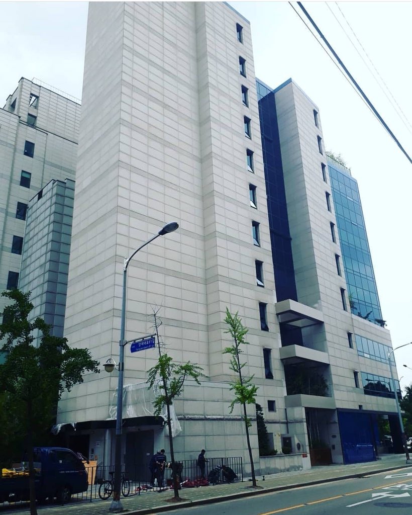lmyydniw's tweet photo. รูปภายนอกตึกใหม่จวพ 
cr.subjectkpop 
https://t.co/vDFTN2CSq2
#JYPNewBuilding https://t.co/oQ4AgXkJPh