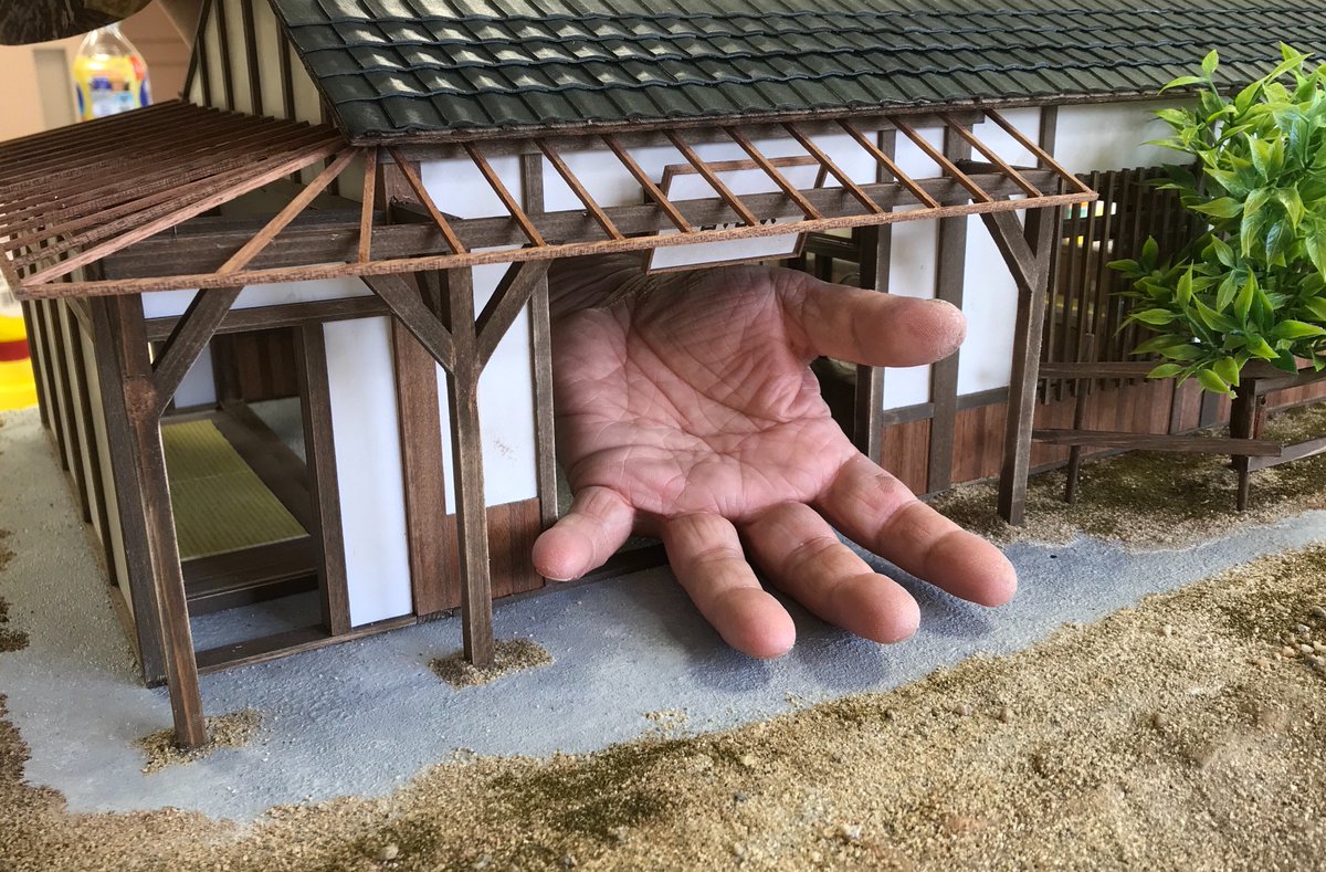 O Xrhsths シック スカート ドールハウス教室 Sto Twitter 今月末に開催される 大和鉄道開通100周年イベント に出品する 1 24サイズのミニチュア箸尾駅 駅舎の軒を作っています 垂木を一本一本並べて組み上げました 屋根を張ると中が見えなくなっちゃうから