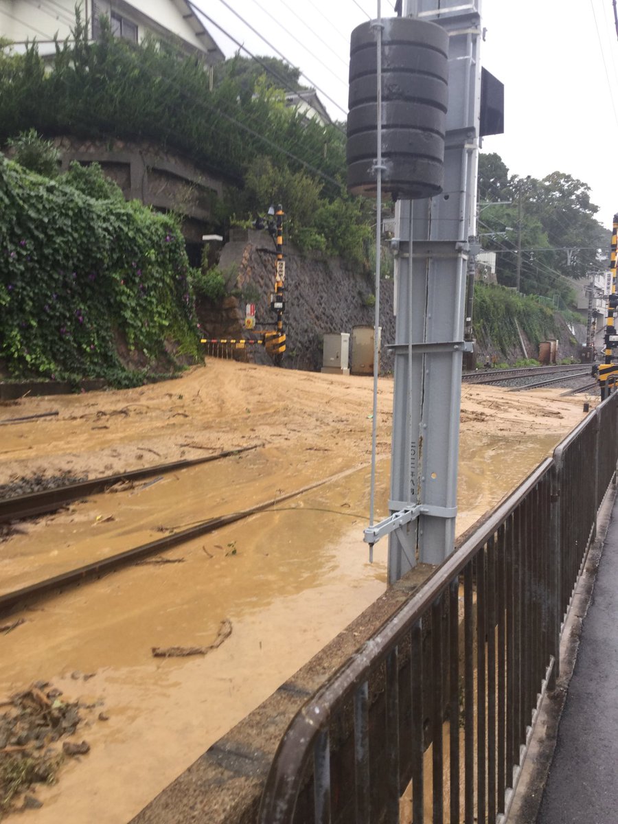 山電で土砂崩れが起きた現場の画像