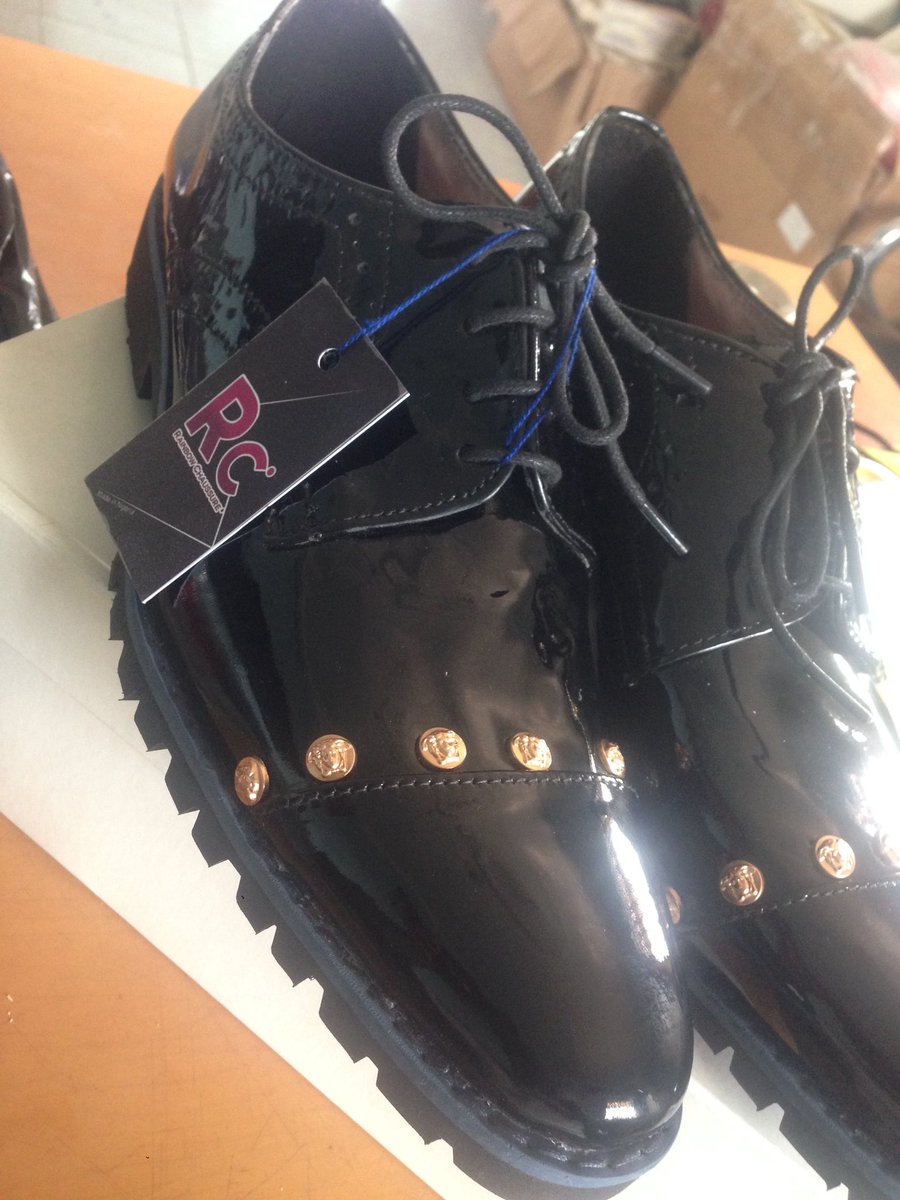 To the weekend...|| The Rc• Patent Leather Derby Brogues with a handwelted sole. X Tolu Adeniji 🏆|| Abuja, Nigeria 🇳🇬
#rainbowchaussure #madeinnigeria #madeinibadan #ibadan #abuja