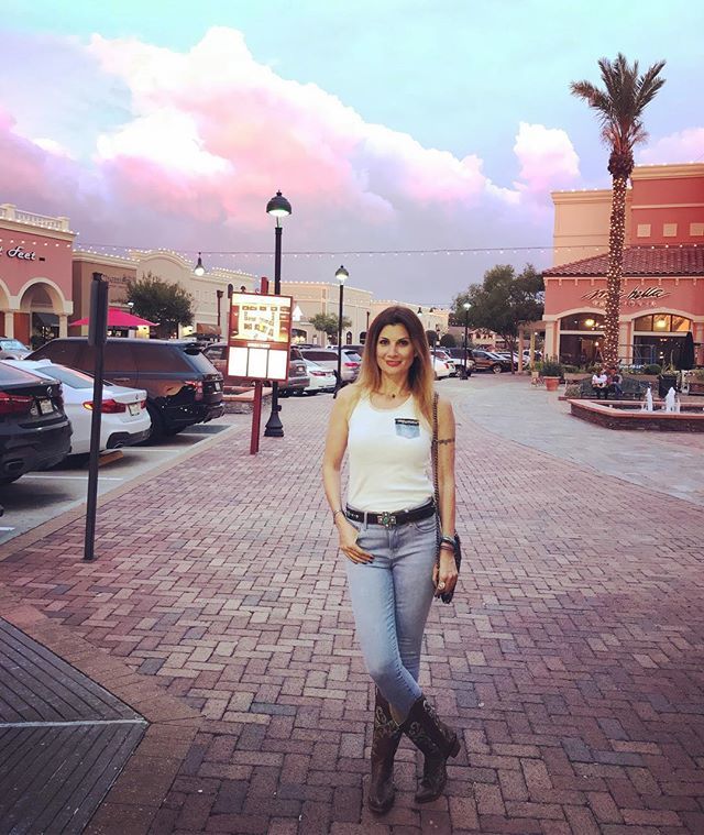 wastewin7's tweet photo. Donde fueres, haz lo que vieres; así que botas de cowboy y a disfrutar de la noche (a pesar del tormentón que cayó al poco de sacar esta foto😉) #BuenasNoches #CielosBonitos #BeautifulSkies #PinkClouds #NubesRosas #PassionPassport #MyTinyAtlas #PackAn… https://t.co/3AAHPb6tf6 https://t.co/3IO2C2pXcB