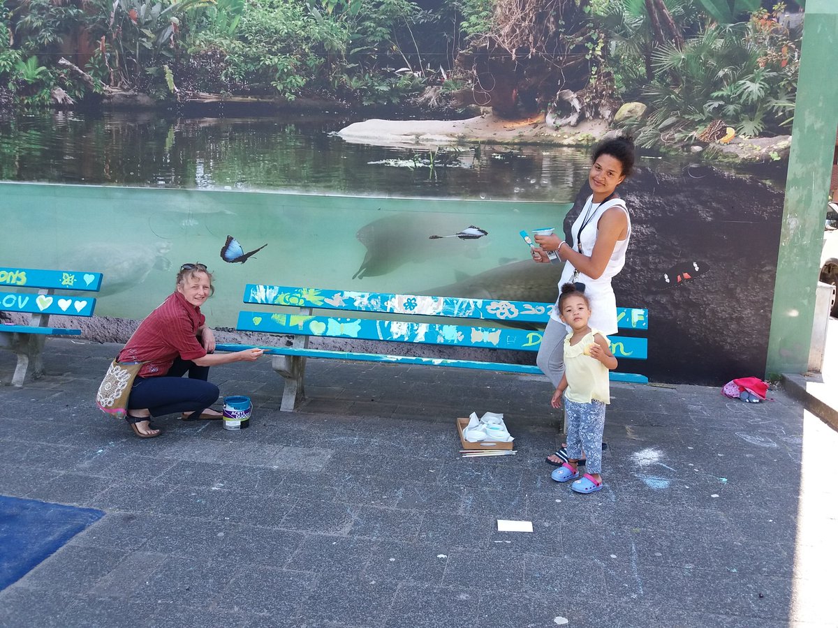 Kinderen fleuren hun bankjes op voor Watergeusplein Rotterdam. Idee buurtbewoner Shaar, regievoering door mij in opdracht van <a href="/Dvandenheuvel/">in opleiding - directie De Globetrotter</a>. Super sfeer! <a href="/DHcooperatie/">Delfshaven Coöperatie</a> <a href="/delfshaven_rdam/">Delfshaven Rotterdam</a>