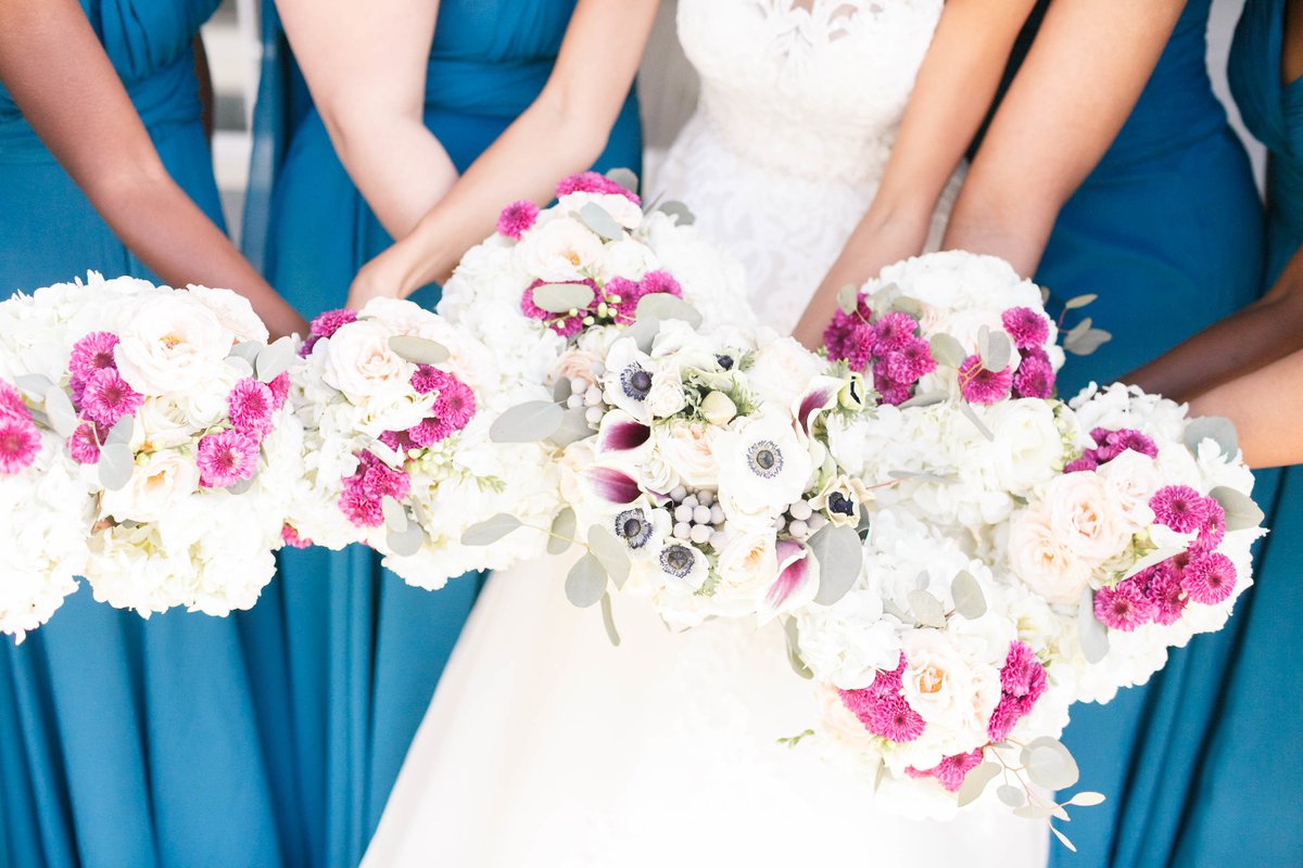 We can stare at these bouquets all day!😍 
Happy #FloralFriday to you! 📸: Virginia Ashley Photography
#BOLDCreativesWeds #BridalBouquets #DCWeddingPlanner #DMVEventPlanner