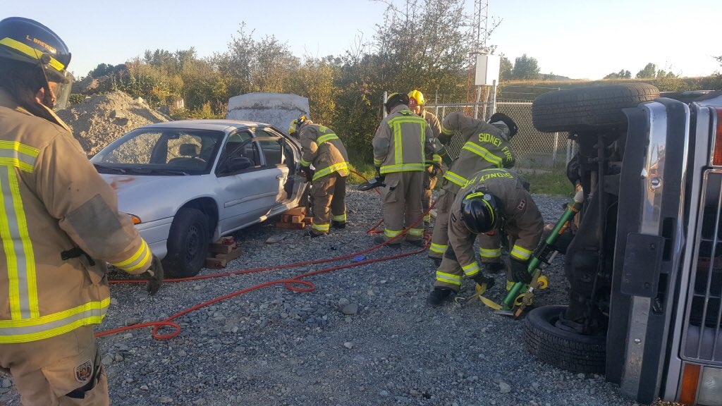 SidneyFireDept's tweet image. @SidneyVFire practicing Auto Extrication at the Sidney Public Works Yard. #autoex #jawsoflife #Training