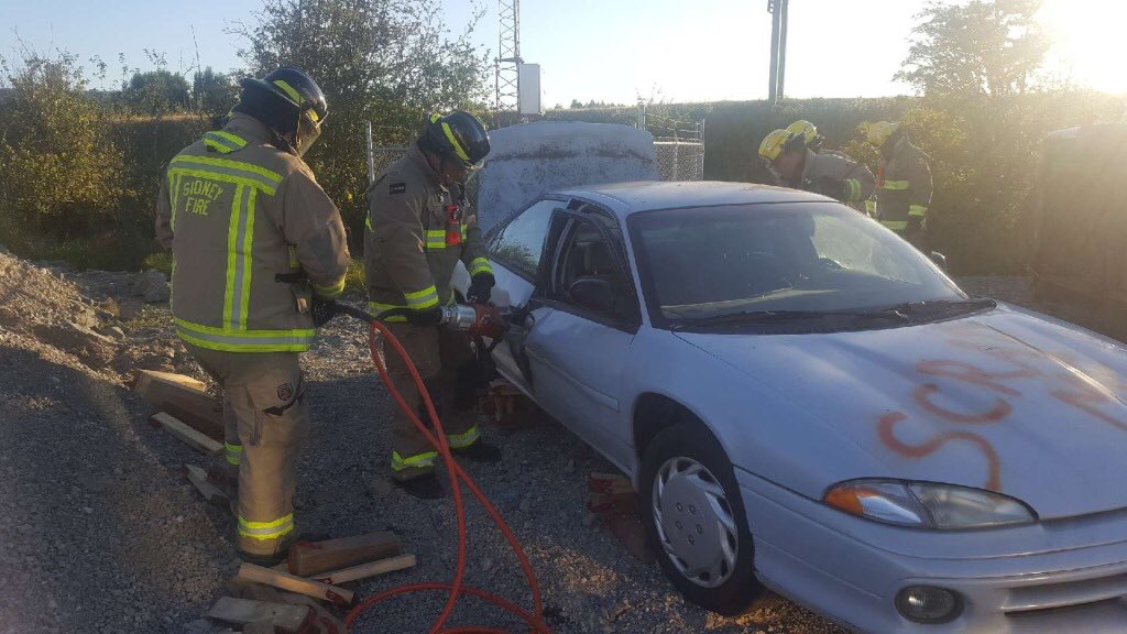 SidneyFireDept's tweet image. @SidneyVFire practicing Auto Extrication at the Sidney Public Works Yard. #autoex #jawsoflife #Training
