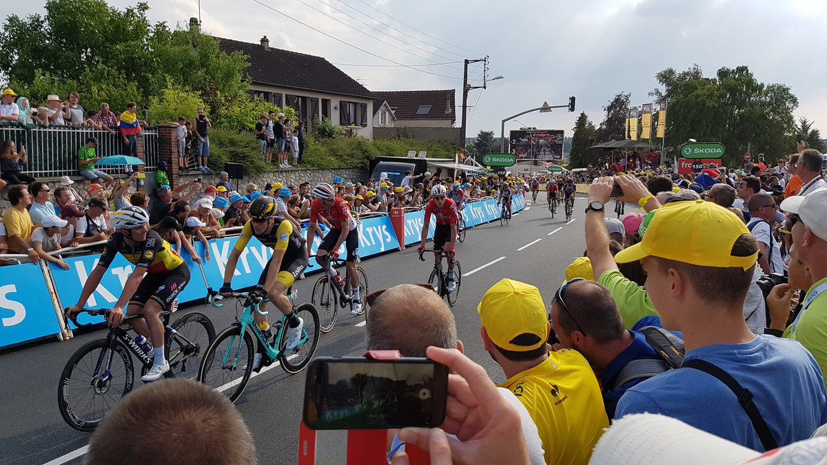 lecho_chartres's tweet photo. L'arrivée des coureurs à #Chartres pour le plus grand plaisir des spectateurs #TDF2018 #TDFchartres https://t.co/MS97LUuk9a
