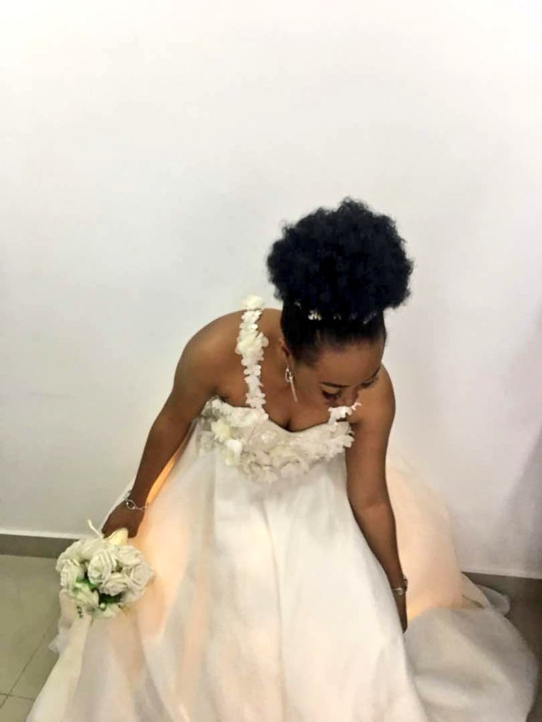 eebun_'s tweet photo. I finally made my first wedding dress with yellow led lights illuminating it underneath ..because of the light you might not see it well .but if you look closely at d close up pictures you'll see it..pls shown some love and help retweet..my destiny helper might be on your TL ❤✌ https://t.co/QbzvnFQwo8