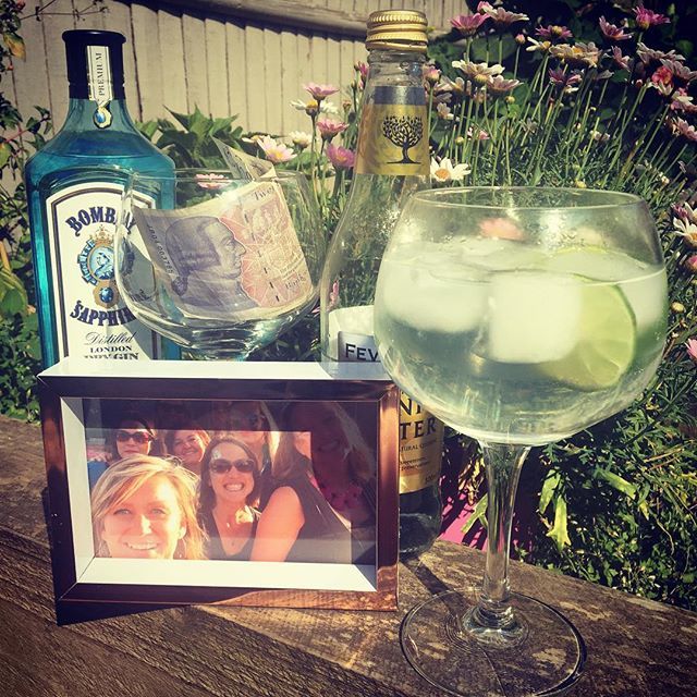 racheldrakepr's tweet image. When your friends give you presents you weren’t expecting and it’s Friday and it’s gin! Life doesn’t get much better ❤️ Thank you @ladyebdon @kewestropp @susannahhugill @gokieg @lauragleeson80 @the_virgin_mummy @ruthjharrington 
#bombaygin #ginday #f… ift.tt/2uuItp2