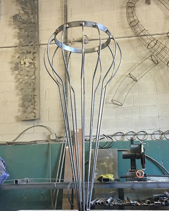 FloralArtBuff's tweet photo. Just wrapping up production on these stands for a wedding tomorrow. Each rod was hand bent. #buffalo #buffaloweddings #metal #metalart #weddingdecor #centerpieces #welding #midcenturymodern https://t.co/FkLRb8wLbX https://t.co/JfZAdlIzIh