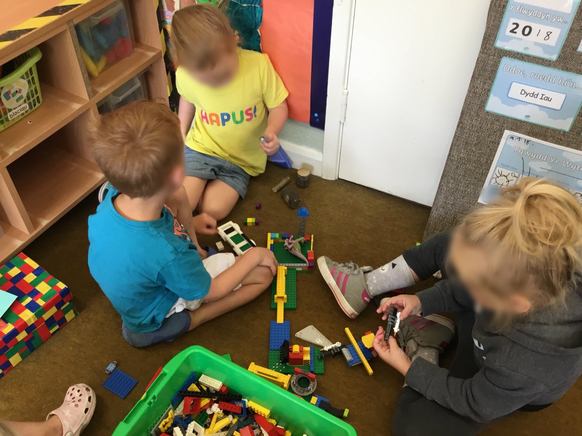 Chwarae byd bach - caffi fferm, Jurassic park a tyr y tylwyth teg #adeiladu #datrusproblemau #dychymyg #cydweithio. Small world play - farm cafe, Jurassic park &amp; fairyland #building #problemsolving #imagination #workingtogether <a href="/PowysFp/">Powys FL team</a> <a href="/MudiadMeithrin/">MudiadMeithrin</a>