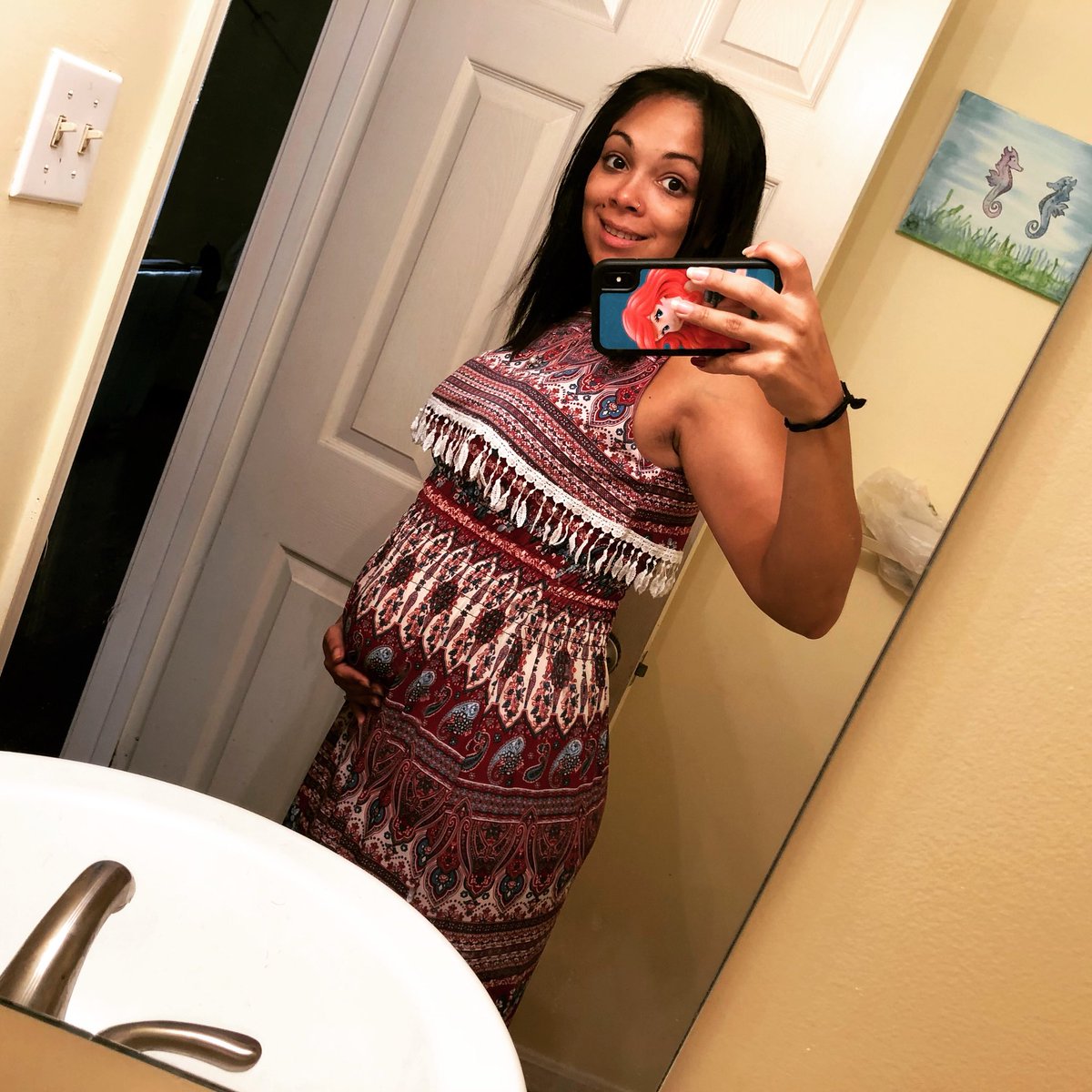 nerdygirlfarm's tweet photo. Some days my belly looks bigger but I assure you it’s a food baby on top of peanut lol 😂 🤰🏽#rainbowbaby🌈 #mircalebaby #love #16weekspregnant #yoursoloved#cantwaittomeetyou #decemberbaby2018 https://t.co/fp3fYVLOMO