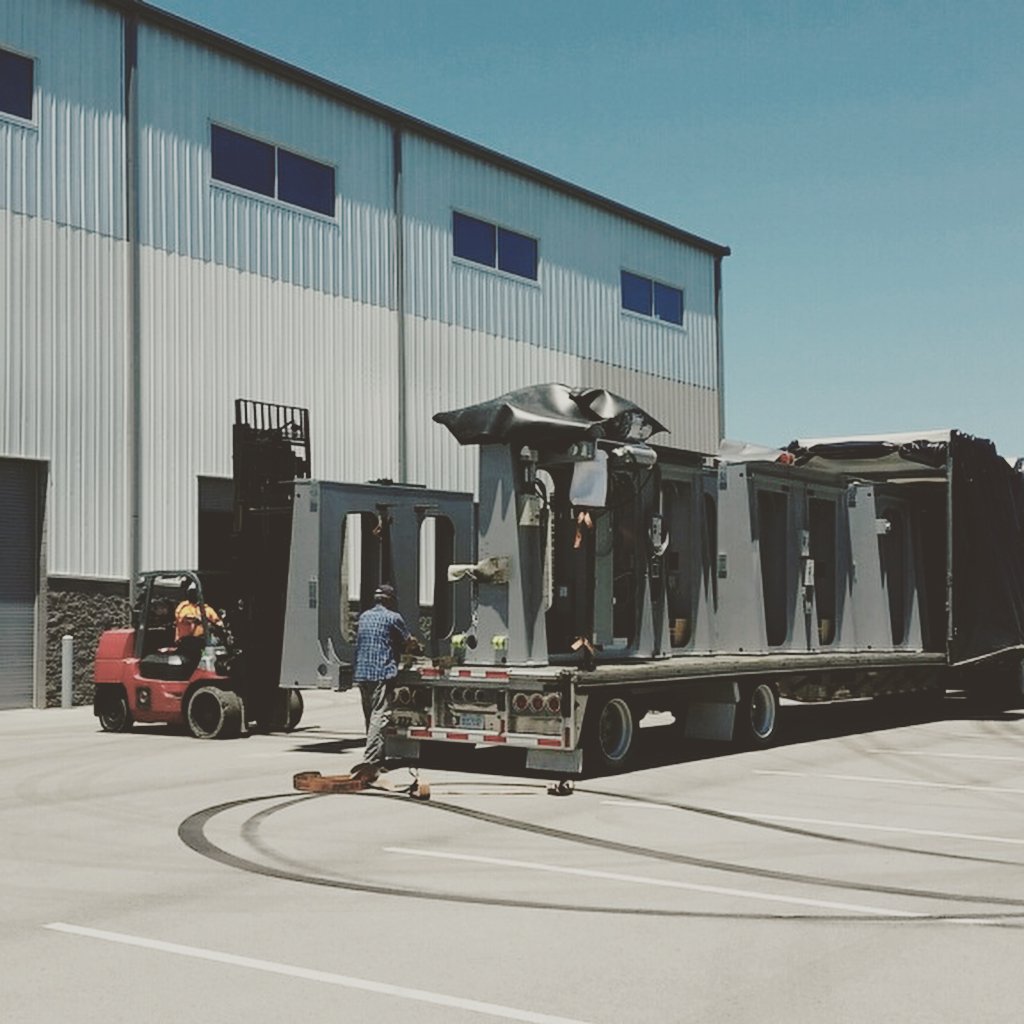 localmotors's tweet image. #FlashbackFriday &amp;amp; Repost from Local Motors CEO, @johnbrogers: Day 1 installation of worlds most incredible #DDM Machine in our purpose built #microfactory. This is a beautiful sight in such a capable and well thought out space. Kudos @thermwood team