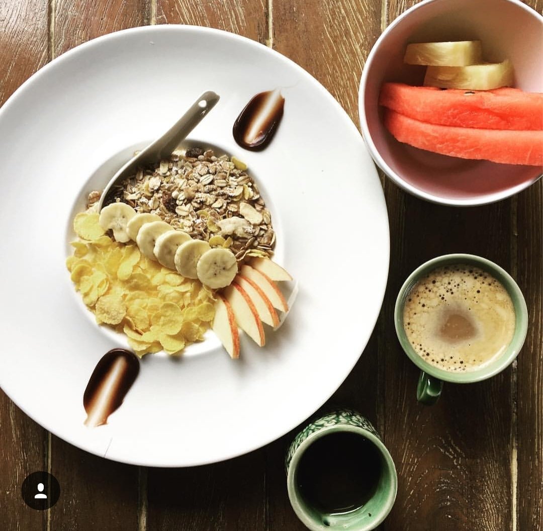 barebalanceuk's tweet photo. This beautifully prepared #thaibreakfast in #chiangmai is absolute #thaiheaven. Freshly prepared #soyamilk coffee and chrysanthemum tea - great for immune development and your #metabolism. Very welcomed after a 45min #yoga session. @Burihotel #plantbased #yogapants #thaivegan https://t.co/CS4NfIQwGZ