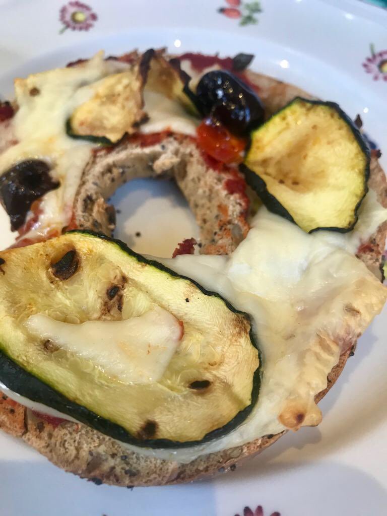staerox's tweet photo. My healthy whole wheat Bagel pizza for lunch today!
#staefit #healthylunch #yummy https://t.co/gTHhrvHA8B