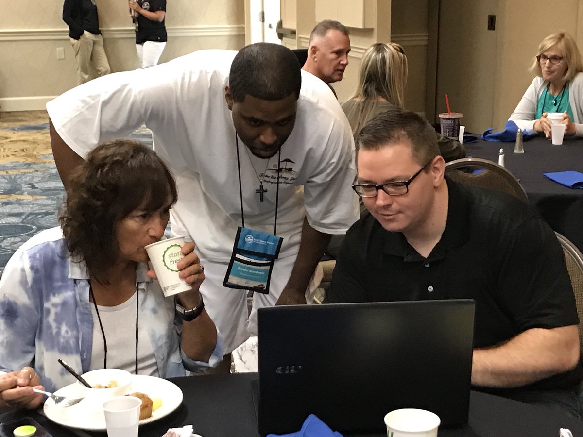 KHMTravel's tweet photo. Networking over breakfast on our last day of Destination Success! #KHMLive #ValueofYou https://t.co/irwJX18xWW