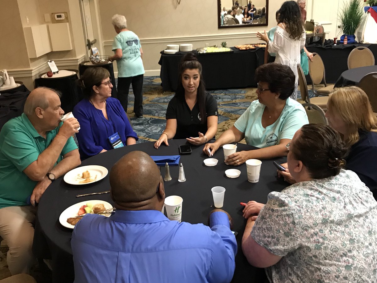 KHMTravel's tweet photo. Networking over breakfast on our last day of Destination Success! #KHMLive #ValueofYou https://t.co/irwJX18xWW