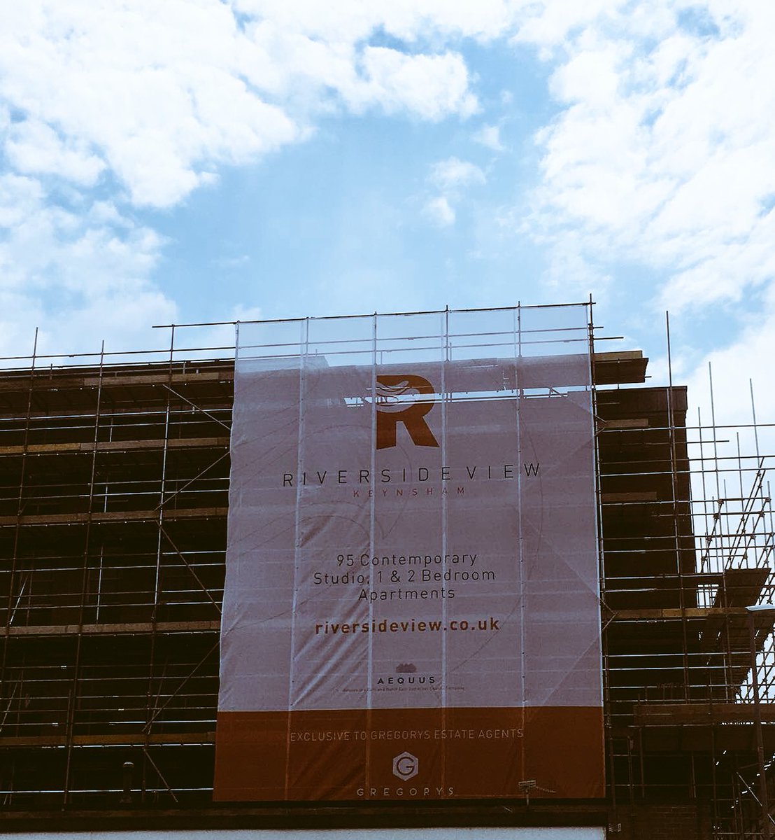 Dragon_Signs's tweet image. Sometimes the sky is quite literally the limit in our line of work! 10m x 14m mesh banner, way up high for Severn Scaffolding, Bristol 👆🏼👆🏼👆🏼#meshbanner #brandoutfromthecrowd #dontlookdown