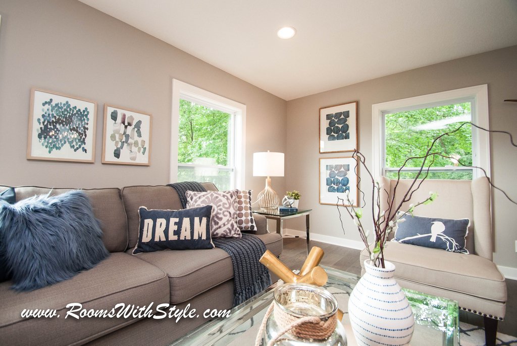 HomeStagingMN's tweet photo. Loving the smokey blues this summer. I used them in this home I just staged and if you are dreaming of a home with lake access it can be yours! #LakeMinnetonka #LuxuryHome #VacantHomeStagingMinneapolis #RoomsWithStyle https://t.co/B2K8hbjX49