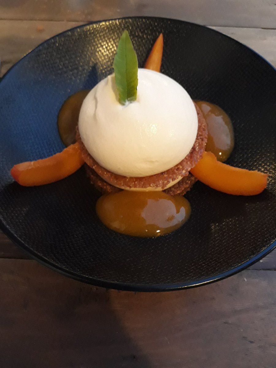 guideMichelinFR's tweet photo. Mon coup de cœur de cette semaine? Le Local à Toulon (83) tenu par un jeune couple. Le chef réalise une goûteuse cuisine méditerranéenne à prix doux et le service est des plus bienveillants. Un pur régal. https://t.co/PGinNfHys5