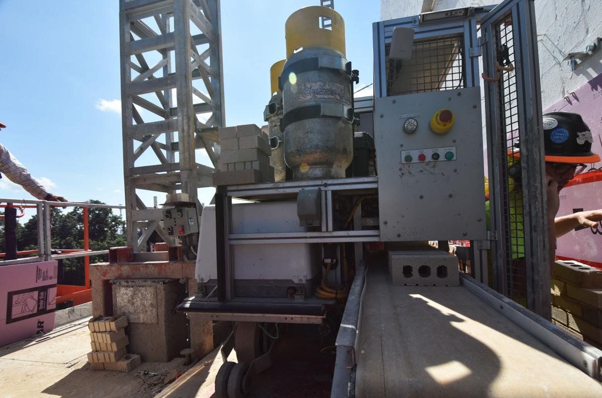camcontracting's tweet image. #ConstructionRobot busy laying bricks at Auburn University jobsite - bit.ly/2uwtTNA
