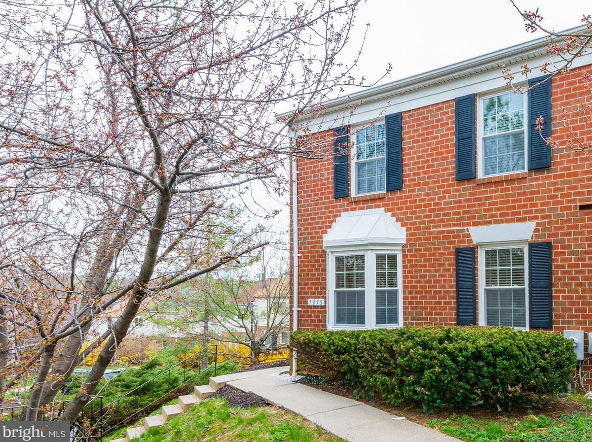 SimplyReferable's tweet image. It’s Friday the 13th and you might think your luck is running out with your new home search, but have no fear! We're hosting an Open House this Saturday. Try to avoid any black cats or broken mirrors on the way… Learn More: bit.ly/2KTToDO 

#SimplyReferable #Maryland