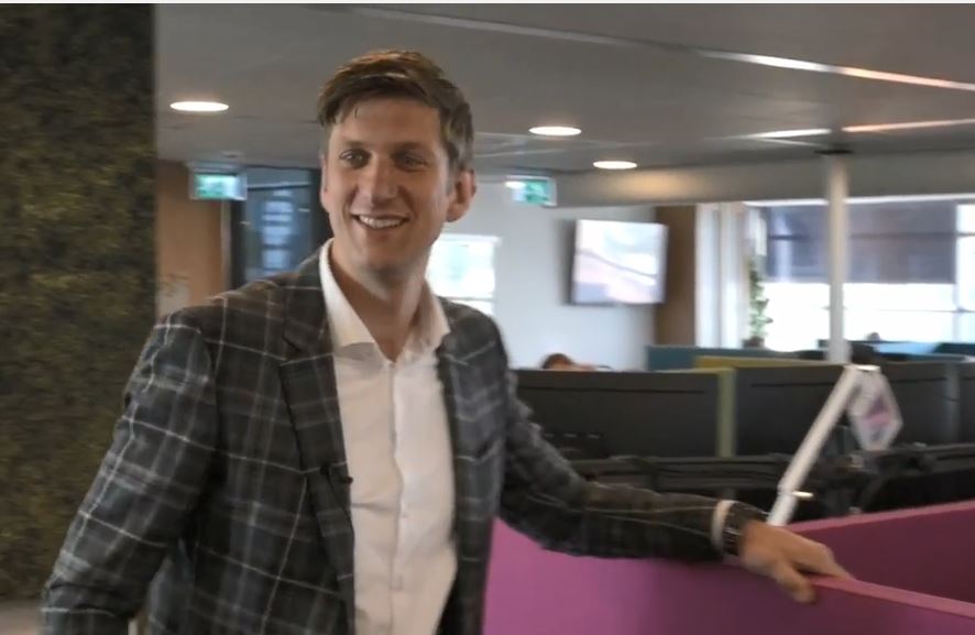 De video van Maarten Klapwijk al bekeken? Onze directeur ging de uitdaging aan om in slechts één minuut zoveel mogelijk vragen beantwoorden over #zorgopafstand en <a href="/DeZorgCentrale/">De ZorgCentrale</a>. bit.ly/2NMa5Pf