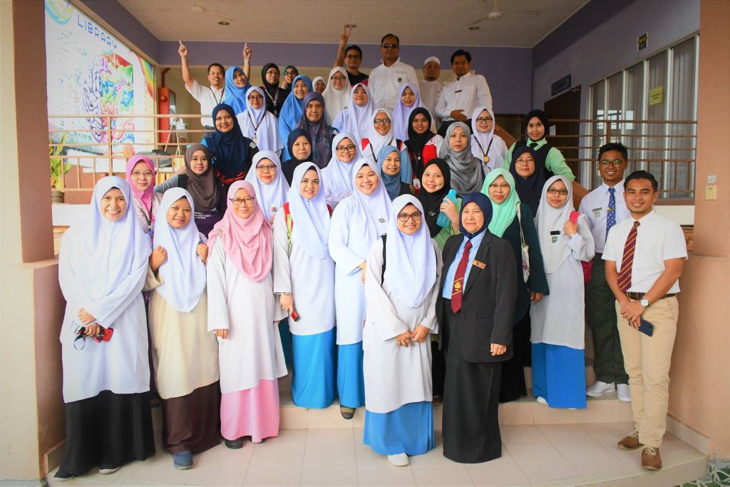 maragov's tweet photo. Terkenang zaman persekolahan apabila pelajar-pelajar dan tenaga pengajar sambut AYMO Murabbi's Day 2018 dengan tema 'Back to School'. 😉
.
Sumber : Kolej Profesional MARA Ayer Molek Melaka
.
#MARA #KPMAM #AYMO #IPMA #anakMARA https://t.co/jhxyQv3BSi