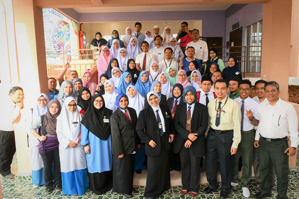 maragov's tweet photo. Terkenang zaman persekolahan apabila pelajar-pelajar dan tenaga pengajar sambut AYMO Murabbi's Day 2018 dengan tema 'Back to School'. 😉
.
Sumber : Kolej Profesional MARA Ayer Molek Melaka
.
#MARA #KPMAM #AYMO #IPMA #anakMARA https://t.co/jhxyQv3BSi