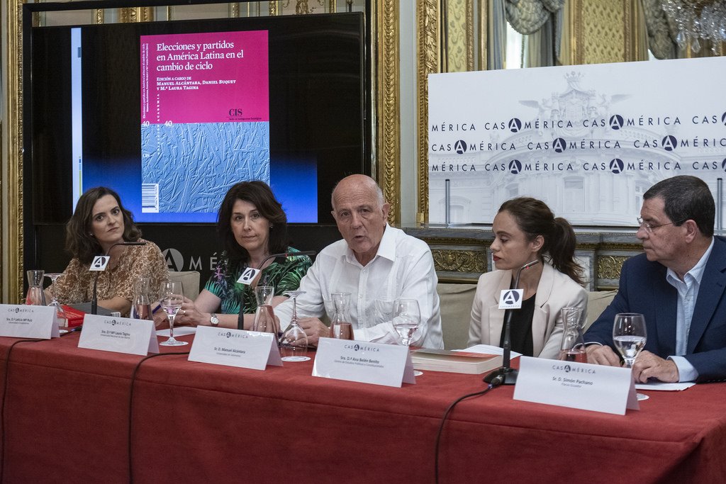 Pol_Science_Es's tweet photo. #LatinAmericanPolitics
Participación de los miembros del Proyecto en la presentación
del libro «#Elecciones y #Partidos en #AméricaLatina en el cambio de ciclo» en @casamerica @CPUSAL 

🎥➡️https://t.co/FGXBerpbgU https://t.co/nAVBw0Zqkx