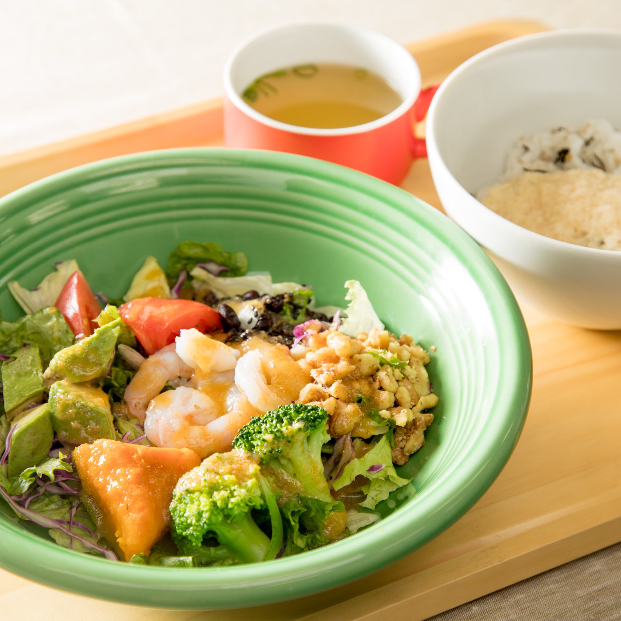 おぼんdeごはん ぷりぷり海老とアボカドの雑穀サラダ 海老と9種類の具材をまぜませ 食べ応えのあるサラダです オリジナルドレッシング 五穀ひじきとろろごはん お出汁スープ つき おぼんdeごはん サラダ Salad 今日の