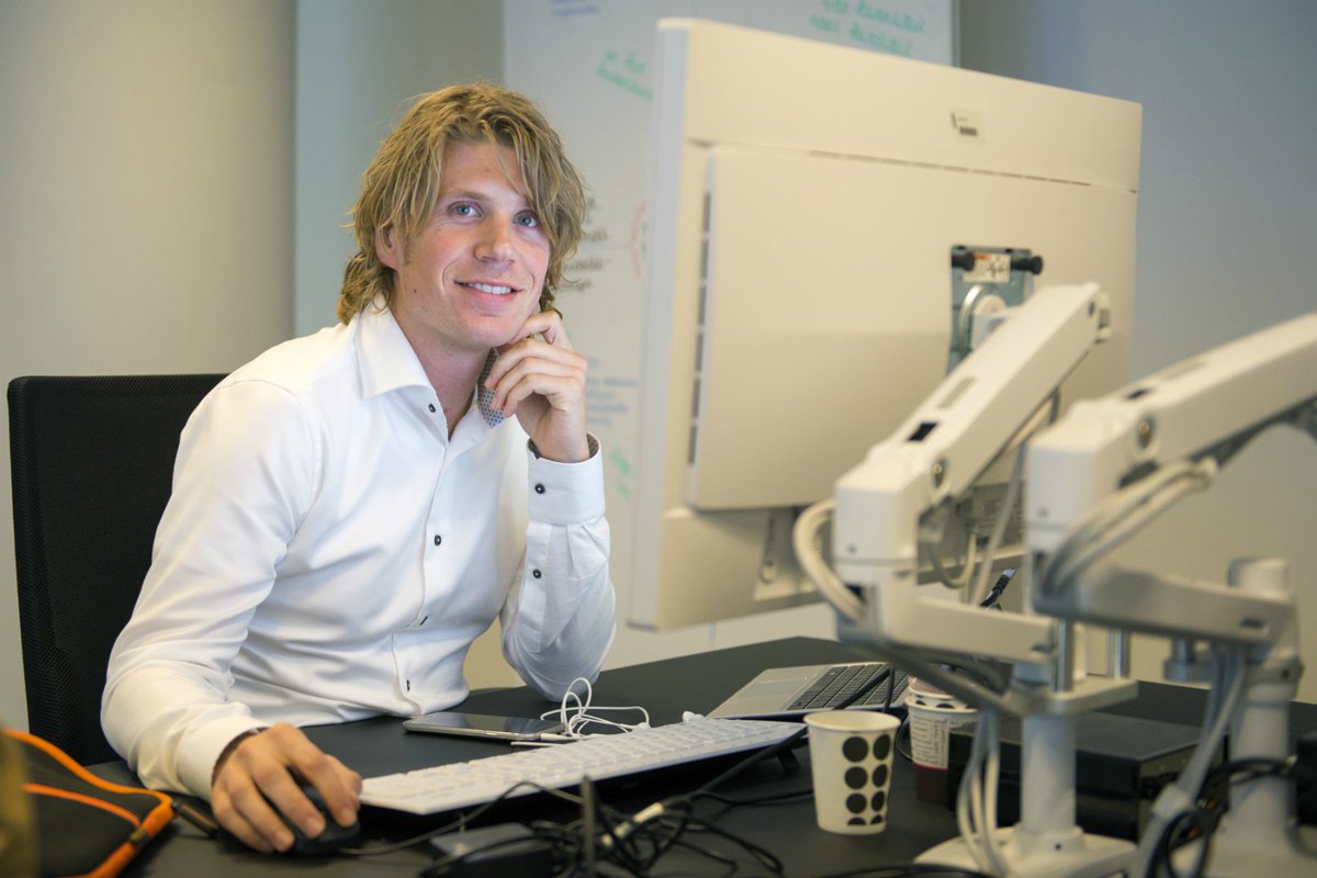 Liever geen ambtenaar? Maar ook geen trek in een onzeker bestaan als zzp’er? Dan is via ons bij de overheid werken iets voor jou. Sieger vertelt over zijn ervaringen: bit.ly/2LdIbtT #blog #vacature #denhaag #overheid #utrecht #presenter