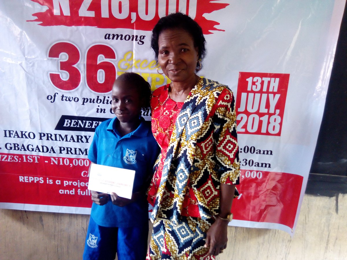 MyGbagada's tweet photo. The Assistant Headmistress handing the prizes to Primary 5 winners.
#REPPS https://t.co/bE2EioTYjb