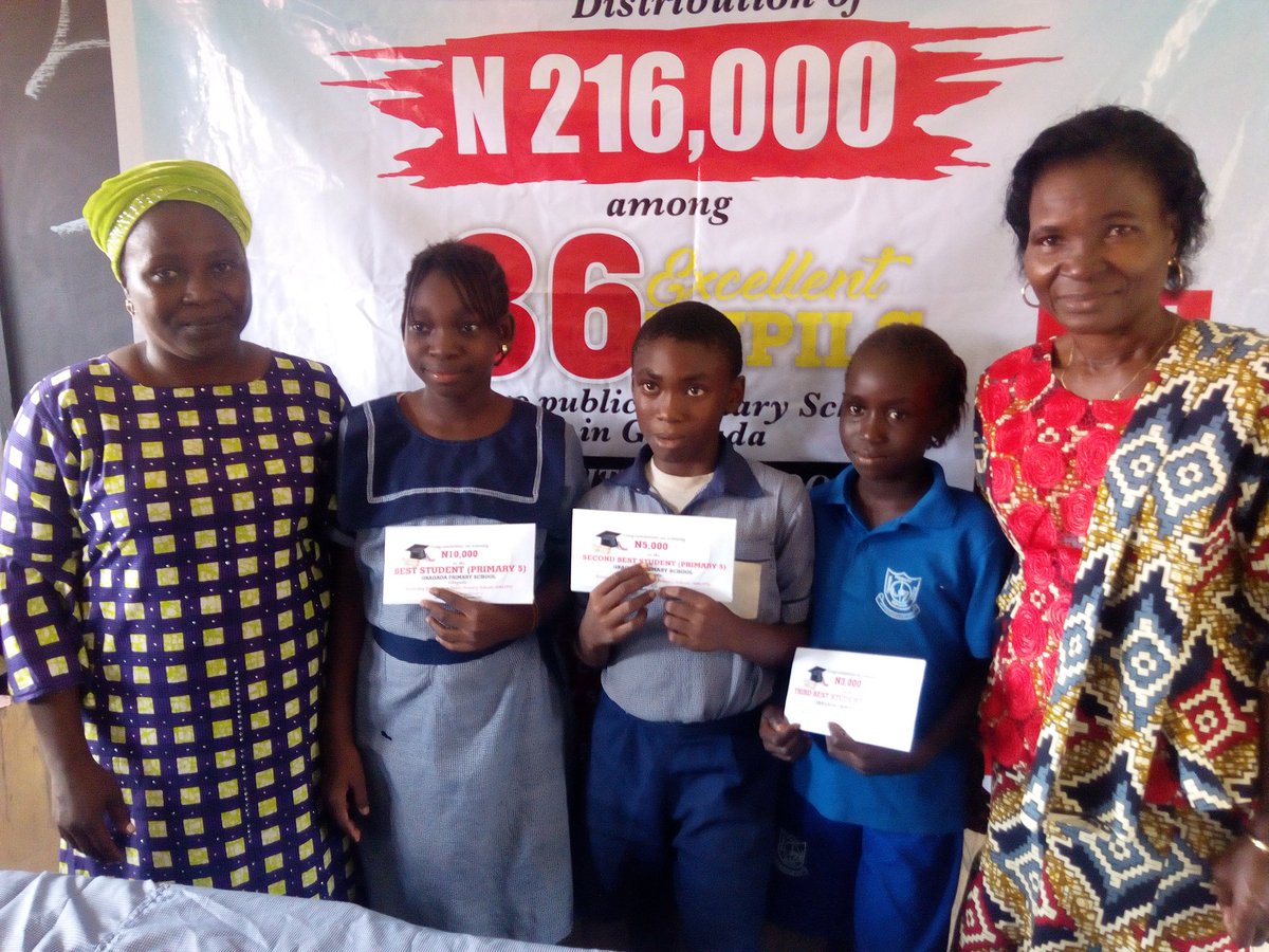 MyGbagada's tweet photo. The Assistant Headmistress handing the prizes to Primary 5 winners.
#REPPS https://t.co/bE2EioTYjb