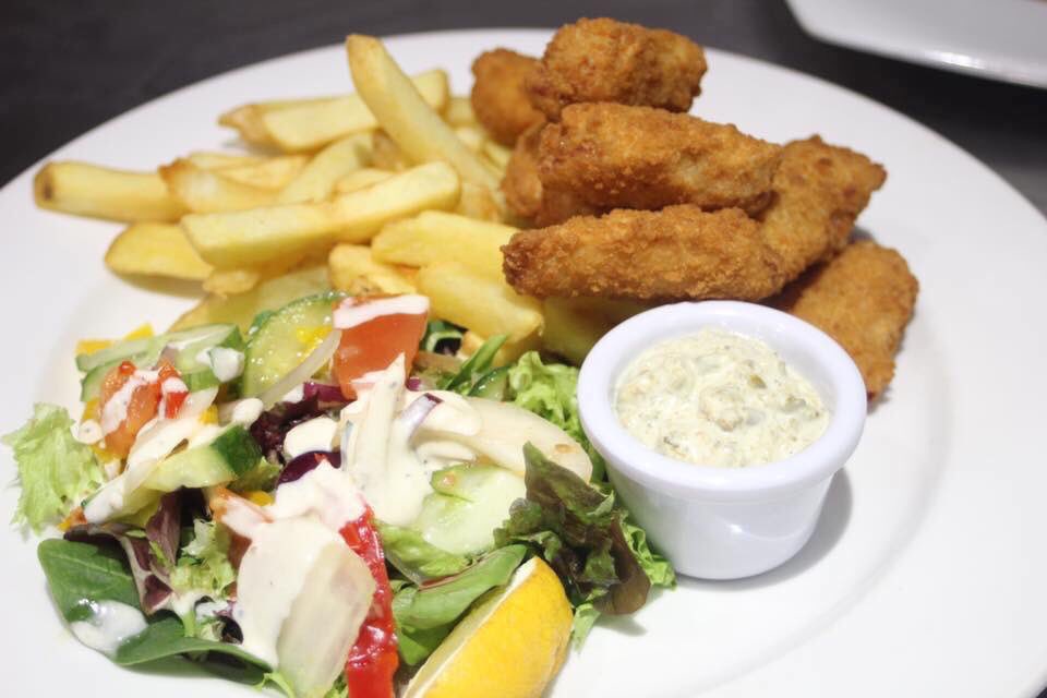 RedLionBetch's tweet image. You can't beat a bit of Deep Fried Scampi, with chips, dressed salad, tartare sauce &amp;amp; lemon wedge #traditionalpub #realfood #presentation