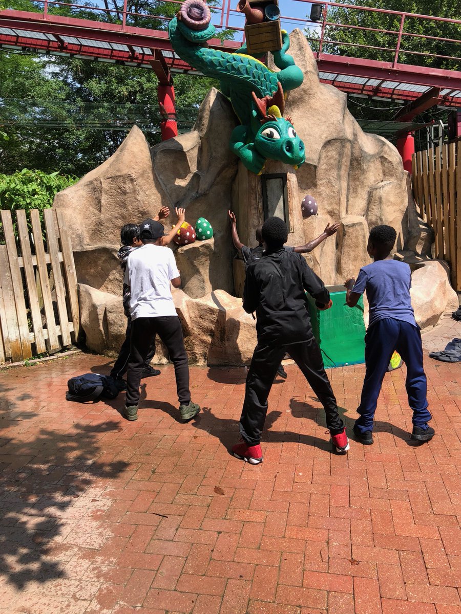 FranciscanSch's tweet photo. Cooling off at Dragon Fountain!!
#funinthesun #chessington #year62018 https://t.co/M2kLaUqHlT