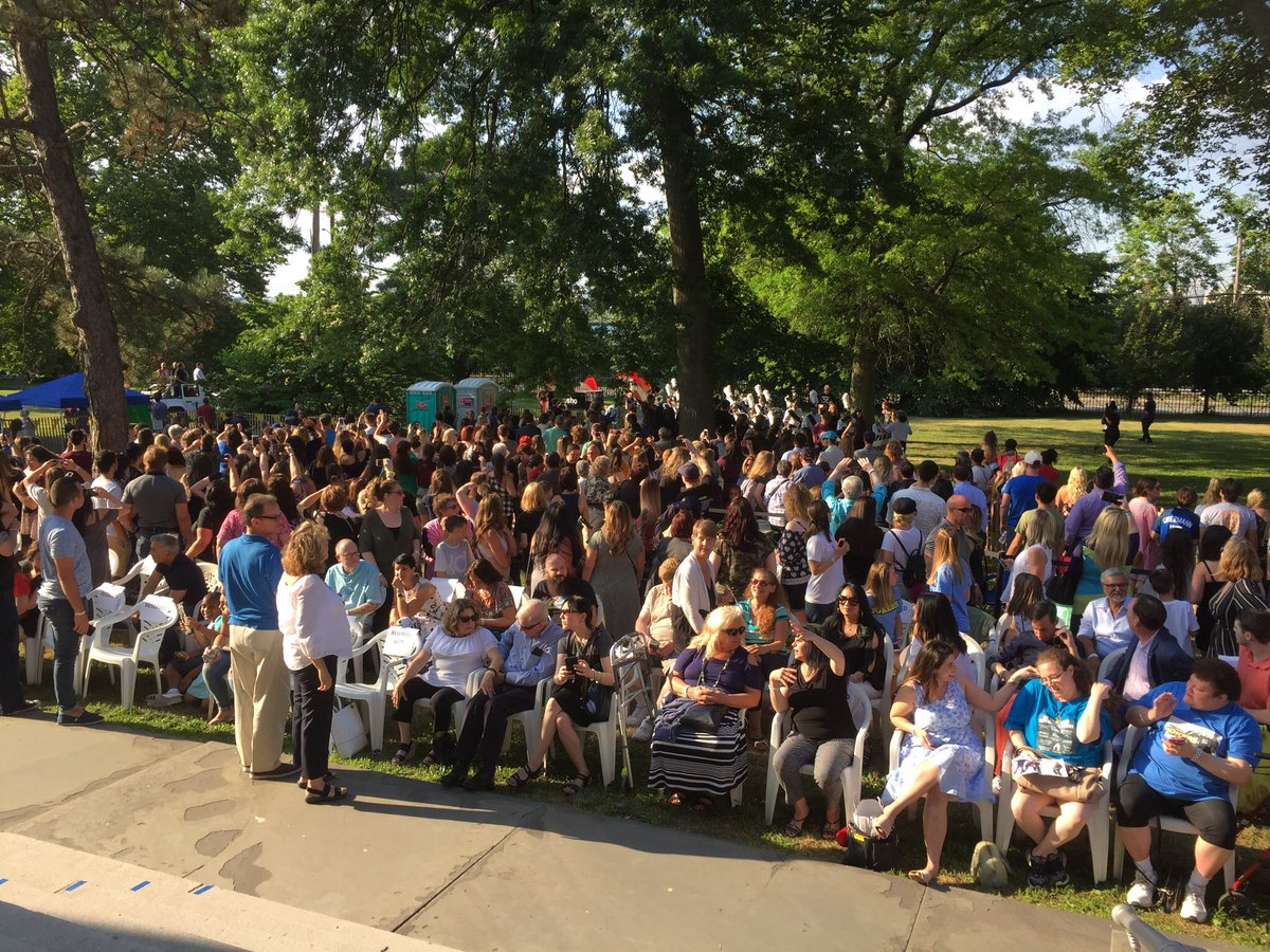 MatyasDiane's tweet photo. Welcoming 600+ fans to our house. #JOKERSHOMECOMING #impracticaljokers #statenislandmuseum #simuseum https://t.co/Ars80YT24h