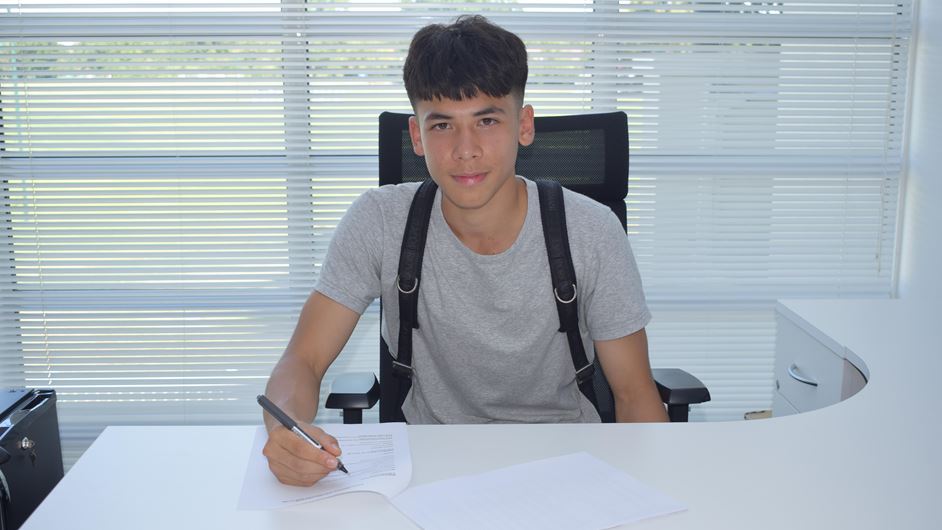 FASingapore's tweet image. Congratulations to Singapore youth international Ben Davis for signing a two-year professional contract with @FulhamFC!

Ben, 17, is the first Singaporean player to pen professional terms with a top flight English team 🇸🇬️

(Photo: Fulham FC)