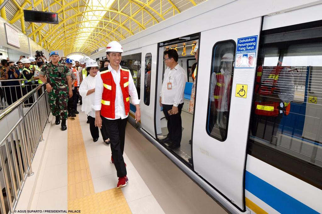 Menjajal LRT Palembang, siang tadi, dari Stasiun Bumi Sriwijaya sampai Stasiun Jakabaring. Konstruksi LRT ini hampir 95 persen berbahan lokal.

Kita membangun peradaban baru, budaya baru menggunakan transportasi massal yang aman dan nyaman, budaya tepat waktu, budaya antre.