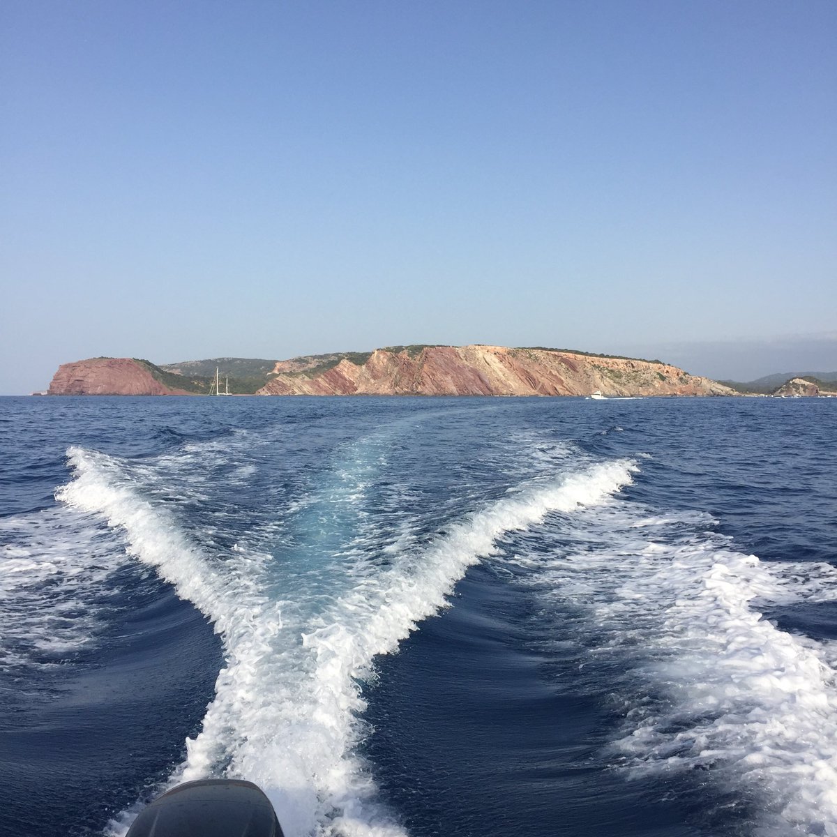 barcosalquiler's tweet photo. La mejor forma de disfrutar de las playas de #menorca es en barco. Elige el modelo que mejor se adapta a ti, y a navegar! #alquilerdebarcos https://t.co/E0TxEzi2ui