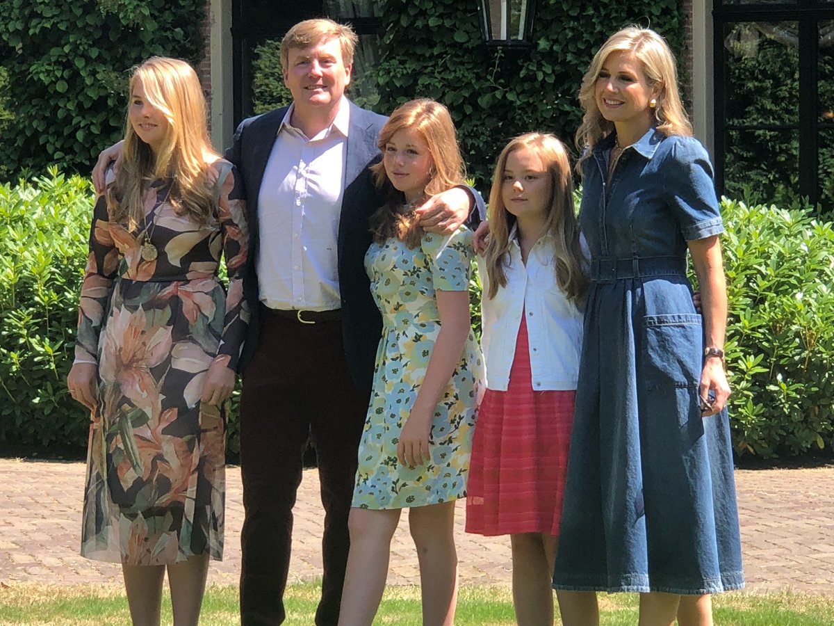 De jaarlijkse fotoshoot met het koninklijk gezin op Villa Eikenhorst. Het is de laatste keer op deze plek, want eind van het jaar of begin volgend jaar verhuizen ze naar paleis Huis ten Bosch. De koning noemt het ‘emotioneel’na 15 jaar met veel plezier hier te hebben gewoond.