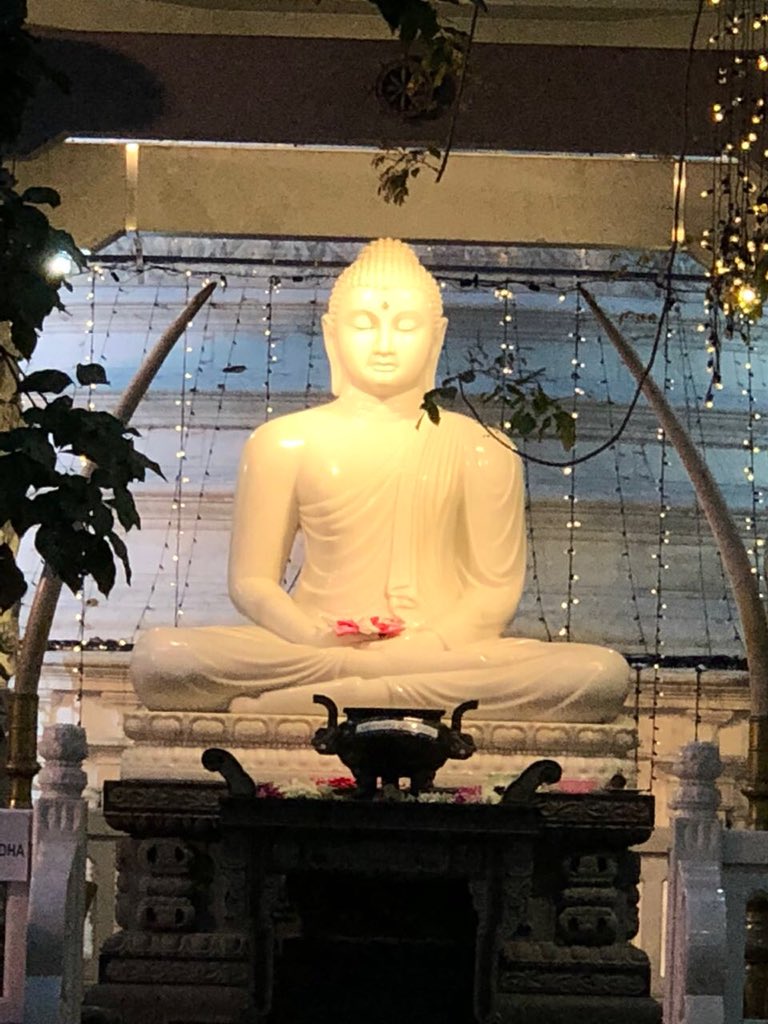 LevinaNeythiri's tweet photo. At #SriLanka , I told a Buddhist that i think #Buddha is a new age #Shiva (AdiYogi)...n I think I ended up offending the monk. 🙈Is it just me who thinks Buddhism is an offshoot of Hinduism?🙄#TempleOfToothRelic https://t.co/TMMG1K23Np