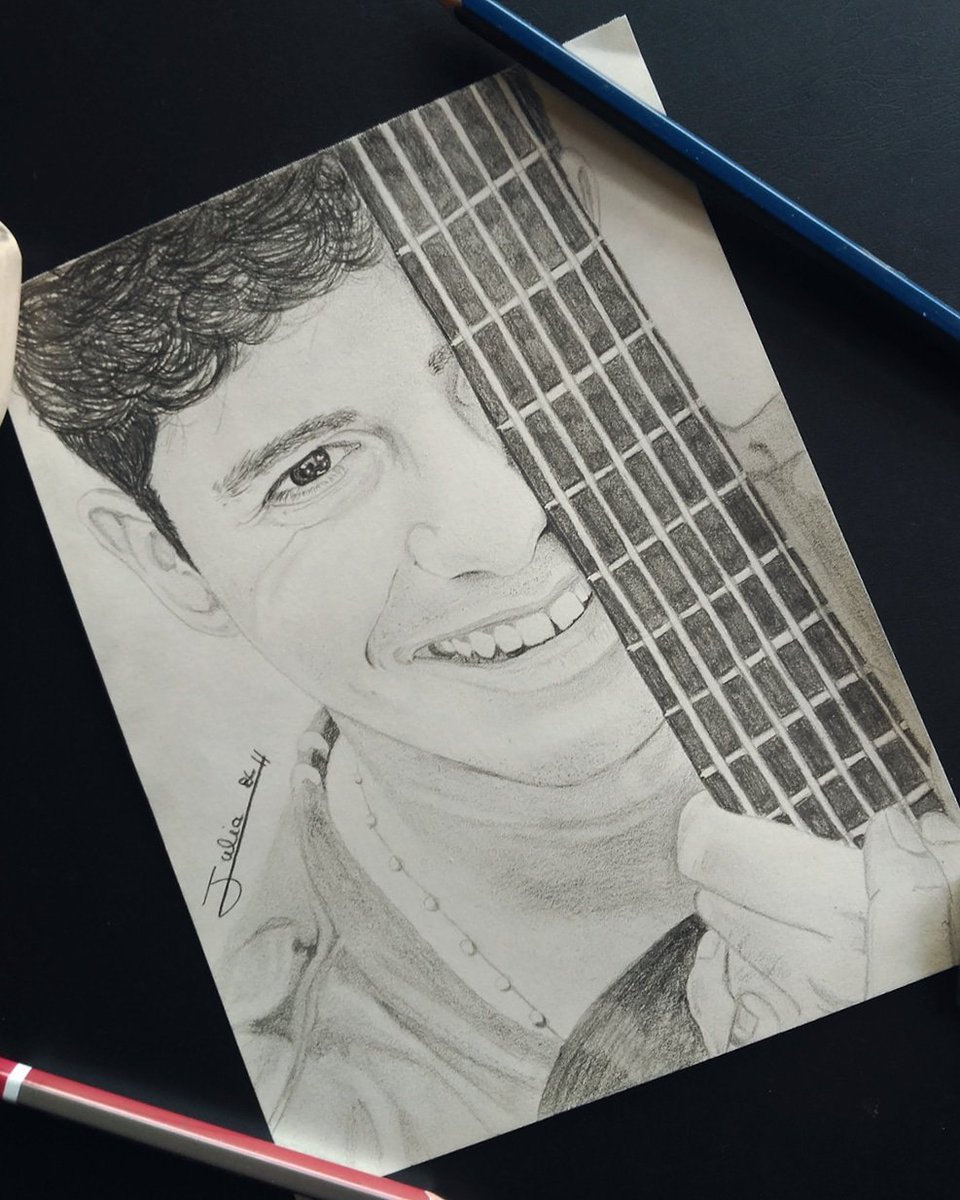 JuliaBrage's tweet photo. 🎸Al fin terminado🎸 🌌Alfred🌌 #alfredgarcia #alfredot #1016iscomingtour #quenossiganlasluces #magico #retratOT #ot2017 #drawing @alfred_ot2017 @xusitasuperstar @alfredfansoficial https://t.co/mbvXPKn3p8