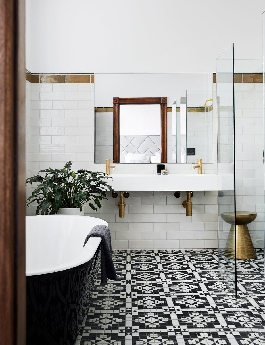 It's finally #Friday! We wanted to share some amazing bathroom #inspo that we've come across. We love how both of these rooms look completely modern and sleek while staying versatile and timeless. #FridayFeeling #Friyay #interiordesignideas