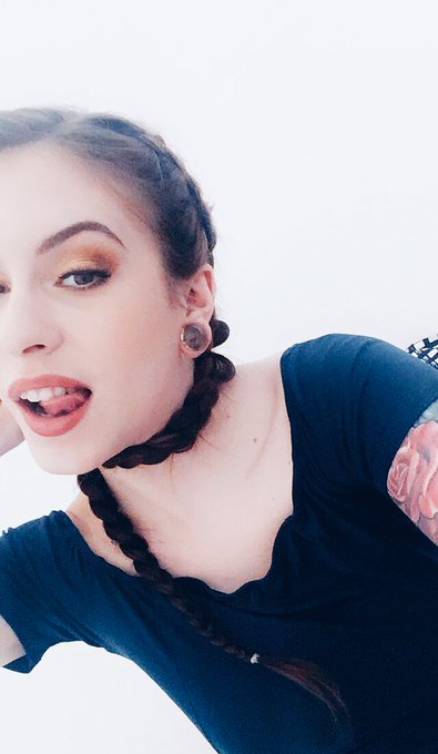 Who wants to see me get choked by my own braids? 🤔☺️ https://t.co/IbGLMKlJpW