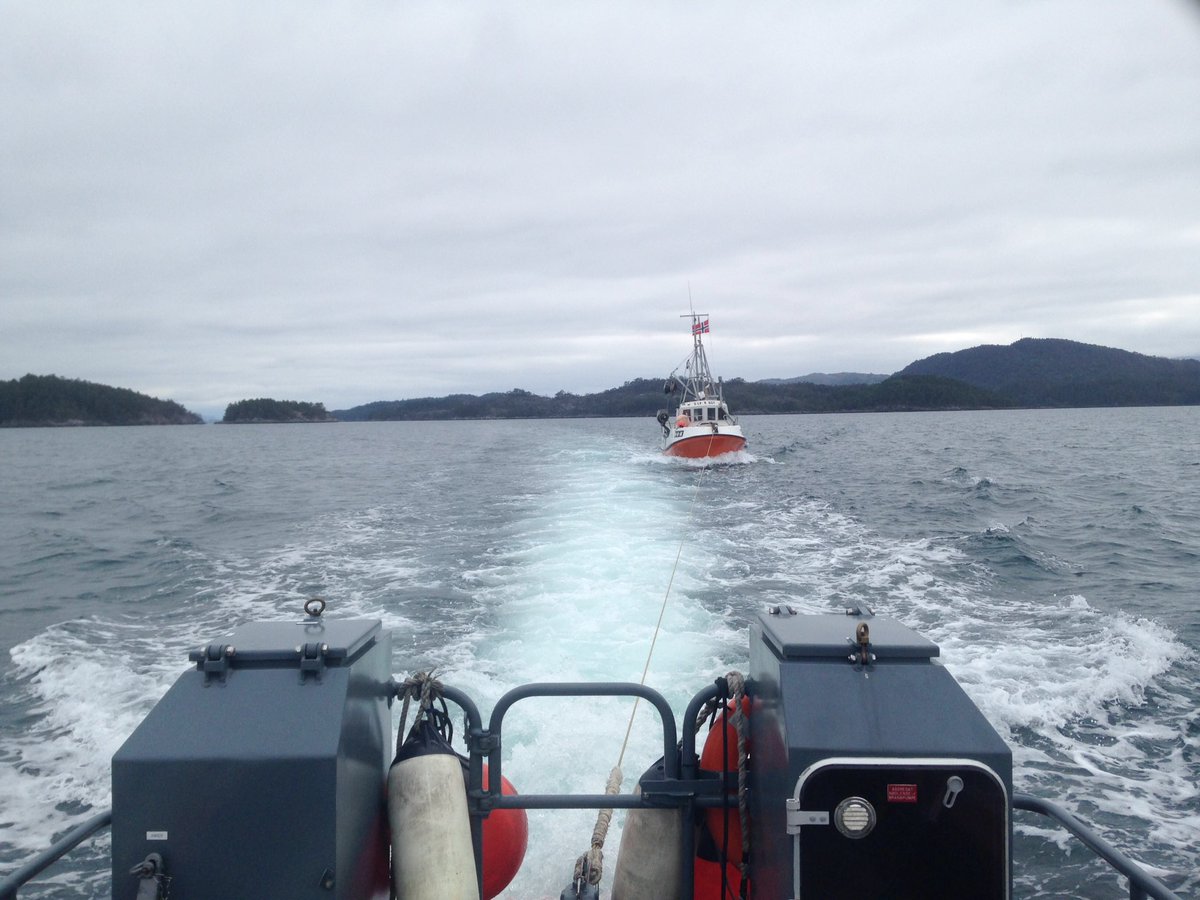 NSSR's tweet photo. #RS120 #Sundt #Redningsselskapet #Redningsskøyte #Onarheim RS120 Sundt sleper sjark med motorhavari. https://t.co/T3FCeb0B0L