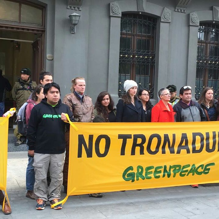 AlertaIslaRiesc's tweet photo. ATENTOS
Hoy Gobierno debería informar estado de reclamación que busca revertir rechazo de tronaduras y aprobar su uso.
Ministras @mcubillossigall y @susanajimenezs no retrocedamos. Es el momento de avanzar hacia las energías limpias.
#NoTronaduras en #IslaRiesco https://t.co/dD3UzDtGQX