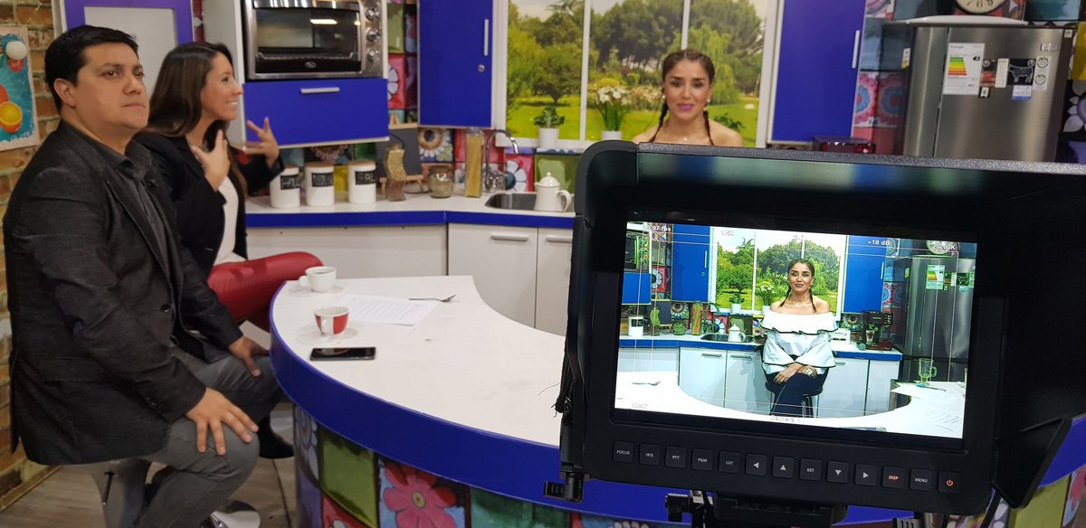 SeGeGobAraucana's tweet photo. Seremi @PiaBersezio, con @claupenailillo, @nadiaarias y César Campos, en el Matinal "Nuestra Gente" de Universidad Autónoma Televisión. Nuestra vocera informó ejes del Gobierno del Presidente @sebastianpinera y tb recuerdos de TV.
#ChileLoHacemosTodos #ElMatinalDelSur https://t.co/30LEBfUWix