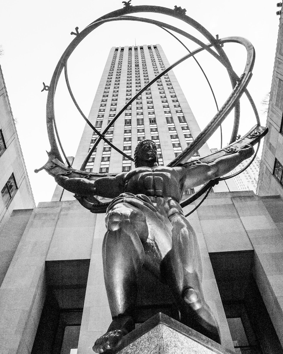 Dalpho's tweet image. Il mito 📖 e l'imponenza della statua di #Atlante 🌏, a #RockefellerPlaza, Manhattan🗽, New York City 🍎. 

The myth and the grandeur of the statue of #Atlas 🌏, at #RockefellerPlaza, Manhattan🗽, New York City 🍎.